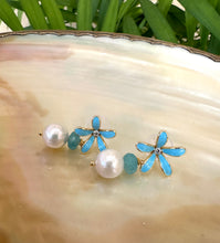 Lade das Bild in den Galerie-Viewer, Edison White Pearls &amp; Aquamarine Drop Earrings, Blue Enamel and Gold Plated Flower Studs
