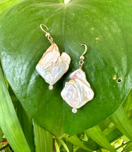 Lade das Bild in den Galerie-Viewer, Delicate Natural Pearl and Gold Filled Hook Earrings with Clear Cubic Zirconia
