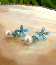 Lade das Bild in den Galerie-Viewer, Edison White Pearls &amp; Aquamarine Drop Earrings, Blue Enamel and Gold Plated Flower Studs
