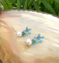 Lade das Bild in den Galerie-Viewer, Edison White Pearls &amp; Aquamarine Drop Earrings, Blue Enamel and Gold Plated Flower Studs
