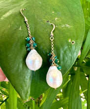 Lade das Bild in den Galerie-Viewer, White Baroque Pearls Dangle Earrings, Women Green Onyx Earrings
