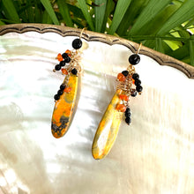 Lade das Bild in den Galerie-Viewer, Bumble Bee Teardrop Stone, Carnelian &amp; Onyx Cluster Earrings, Gold Vermeil, 60MM
