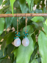 Lade das Bild in den Galerie-Viewer, White Baroque Pearls Dangle Earrings, Women Green Onyx Earrings
