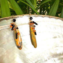 Lade das Bild in den Galerie-Viewer, Bumble Bee Teardrop Stone, Carnelian &amp; Onyx Cluster Earrings, Gold Vermeil, 60MM
