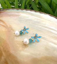 Lade das Bild in den Galerie-Viewer, Edison White Pearls &amp; Aquamarine Drop Earrings, Blue Enamel and Gold Plated Flower Studs
