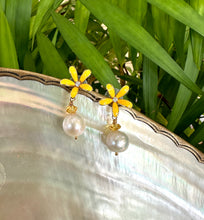 Lade das Bild in den Galerie-Viewer, Edison White Pearls and Citrine Drop Earrings, Yellow Enamel &amp; Gold Plated Flower Studs
