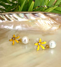 Lade das Bild in den Galerie-Viewer, Edison White Pearls and Citrine Drop Earrings, Yellow Enamel &amp; Gold Plated Flower Studs
