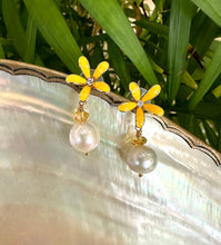 Lade das Bild in den Galerie-Viewer, Edison White Pearls and Citrine Drop Earrings, Yellow Enamel &amp; Gold Plated Flower Studs
