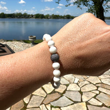 Carica l&#39;immagine nel visualizzatore di Gallery, White Tridacna Bracelet &amp; Sparkling CZ Pave Gunmetal Plated Accent Ball, 7&quot;inches, Unisex Bracelet
