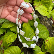 Carica l&#39;immagine nel visualizzatore di Gallery, Diamond Shape White Pearls Necklace with Gold Filled and Black Pearls Details, 22&quot;inches
