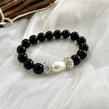 Carica l&#39;immagine nel visualizzatore di Gallery, Black Onyx Chunky Bracelet with freshwater pearl in the middle adorned with 2 white polymer clay rhinestones, 10mm beads
