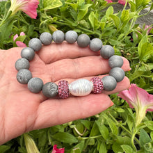 Carica l&#39;immagine nel visualizzatore di Gallery, Silver Gray Druzy Agate Beads &amp; Pearl Stretch Bracelet with Pink Polymer Clay Rhinestones, 7&quot;inches
