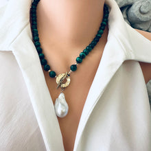 Charger l&#39;image dans la galerie, Green Malachite toggle necklace with large baroque pearl pendant. Artisan gold bronze and gold filled components. 19&quot;inches long
