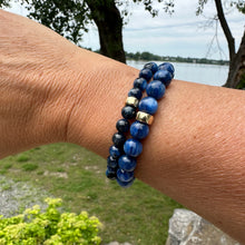 Carica l&#39;immagine nel visualizzatore di Gallery, Blue Kyanite Stretch Bracelet in 6 or 8mm, Denim Blue Bracelet, Gold Filled, 7&quot;in
