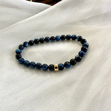 Carica l&#39;immagine nel visualizzatore di Gallery, Blue Kyanite Stretch Bracelet in 6 or 8mm, Denim Blue Bracelet, Gold Filled, 7&quot;in
