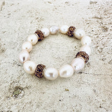 Carica l&#39;immagine nel visualizzatore di Gallery, Freshwater Pearl Stretch Bracelet &amp; Golden Polymer Clay Rhinestones Paved
