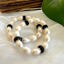 Lade das Bild in den Galerie-Viewer, White Pearl Stretch Bracelet &amp; Black Rhinestones
