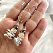 Cargar imagen en el visor de la galería, Freshwater Gray &amp; Peachy Petal Pearl Threaders, Silver Long Pearl Earrings
