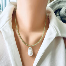 Carica l&#39;immagine nel visualizzatore di Gallery, Faceted peridot bead chain necklace with a baroque pearl pendant, featuring a green design perfect for August birthstone jewelry. This 18.5-inch gold-filled necklace is an elegant birthday gift for her.
