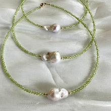 Lade das Bild in den Galerie-Viewer, Peridot &amp; Baroque Pearl Necklace, Peridot Jewelry, August Birthstone, Gold Filled
