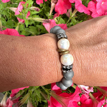 Charger l&#39;image dans la galerie, Silver Grey Druzy Agate Beads &amp; Freshwater Pearls Stretch Bracelet with Rhinestones
