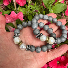 Charger l&#39;image dans la galerie, Silver Grey Druzy Agate Beads &amp; Freshwater Pearls Stretch Bracelet with Rhinestones
