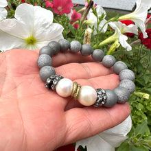 Charger l&#39;image dans la galerie, Silver Grey Druzy Agate Beads &amp; Freshwater Pearls Stretch Bracelet with Rhinestones
