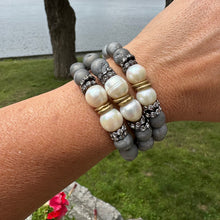 Cargar imagen en el visor de la galería, Silver Grey Druzy Agate &amp; Pearls Stretch Bracelet
