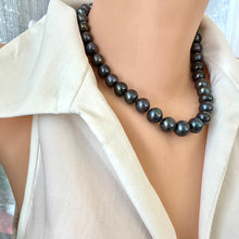 Carica l&#39;immagine nel visualizzatore di Gallery, Black Pearl Chunky Necklace with Rhodium Plated Silver Closure, Peacock Pearls, 18&quot;inches
