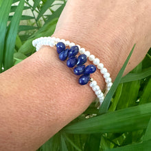 Carica l&#39;immagine nel visualizzatore di Gallery, double wrap bracelet, featuring two strands of shimmering freshwater pearls beautifully accented with deep blue Lapis Lazuli teardrop briolettes, Gold filled details.
