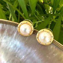 Lade das Bild in den Galerie-Viewer, White Edison Mabe Pearl stud earrings with CZ accents in gold vermeil-plated silver, ideal for bridal jewelry and special occasions.
