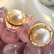 Lade das Bild in den Galerie-Viewer, White Edison Mabe Pearl stud earrings with CZ accents in gold vermeil-plated silver, ideal for bridal jewelry and special occasions.
