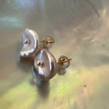 Charger l&#39;image dans la galerie, White Keshi pearl stud earrings with a petal shape and a tiny pearl in the center, resembling flowers, set in gold vermeil-plated silver.
