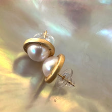 Lade das Bild in den Galerie-Viewer, White Edison Mabe Pearl stud earrings with CZ accents in gold vermeil-plated silver, ideal for bridal jewelry and special occasions.
