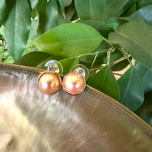 Lade das Bild in den Galerie-Viewer, Golden Edison Mabe Pearl stud earrings with 10-11mm pearls, CZ accents, and gold vermeil-plated silver settings, perfect for minimalist and elegant style.
