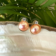 Lade das Bild in den Galerie-Viewer, Golden Edison Mabe Pearl stud earrings with 10-11mm pearls, CZ accents, and gold vermeil-plated silver settings, perfect for minimalist and elegant style.
