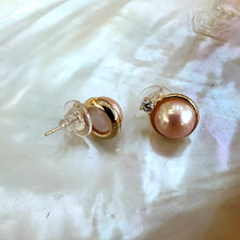 Lade das Bild in den Galerie-Viewer, Golden Edison Mabe Pearl stud earrings with 10-11mm pearls, CZ accents, and gold vermeil-plated silver settings, perfect for minimalist and elegant style.
