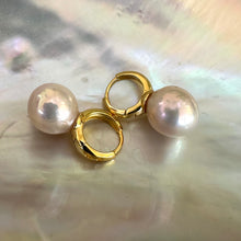 Lade das Bild in den Galerie-Viewer, Light golden pink Edison pearl drop earrings with 13mm pearls on gold vermeil-plated silver huggie hoops, perfect for a June birthday or elegant gift.
