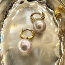 Lade das Bild in den Galerie-Viewer, Light golden pink Edison pearl drop earrings with 13mm pearls on gold vermeil-plated silver huggie hoops, perfect for a June birthday or elegant gift.
