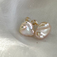 Lade das Bild in den Galerie-Viewer, Champagne Keshi Pearl Stud Earrings, Gold Vermeil Plated Silver, Delicate Petal Pearl Earrings
