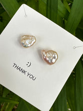 Charger l&#39;image dans la galerie, Champagne Keshi Pearl Stud Earrings, GV
