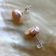 Lade das Bild in den Galerie-Viewer, Pink Keshi Pearl Stud Earrings, Dainty Pearl Ear Studs, Sterling Silver
