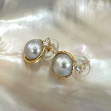 Lade das Bild in den Galerie-Viewer, Silver Grey Mabe Edison Pearl Stud Earrings with Cz, Gold Vermeil Plated Silver, Minimalist Jewelry Mabe Pearl Ear Studs
