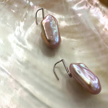 Lade das Bild in den Galerie-Viewer, Pinkish Purple Freshwater Baroque Pearl Drop Earrings, Irregular Rectangular shaped Oversized Pearl Earrings, Sterling silver Hooks
