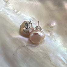 Lade das Bild in den Galerie-Viewer, Pink Keshi Pearl Stud Earrings, Dainty Pearl Ear Studs, Sterling Silver
