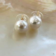 Lade das Bild in den Galerie-Viewer, White Edison Pearl Stud Earrings | Gold Vermeil Plated Silver Ear Posts | Near Round 10-11mm Edison Pearls
