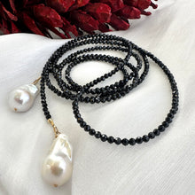 Lade das Bild in den Galerie-Viewer, Black Spinel Beads &amp; Two Baroque Pearl Lariat Wrap Necklace, 46”
