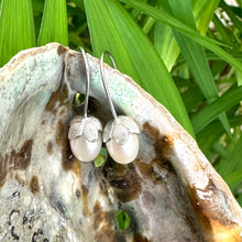 Charger l&#39;image dans la galerie, Freshwater White Rice Pearl Tulip Earrings, GV or Silver
