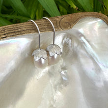 Charger l&#39;image dans la galerie, Freshwater White Rice Pearl Tulip Earrings, GV or Silver
