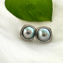 Charger l&#39;image dans la galerie, Peacock Light Grey Mabe Pearl Stud Earrings, Silver
